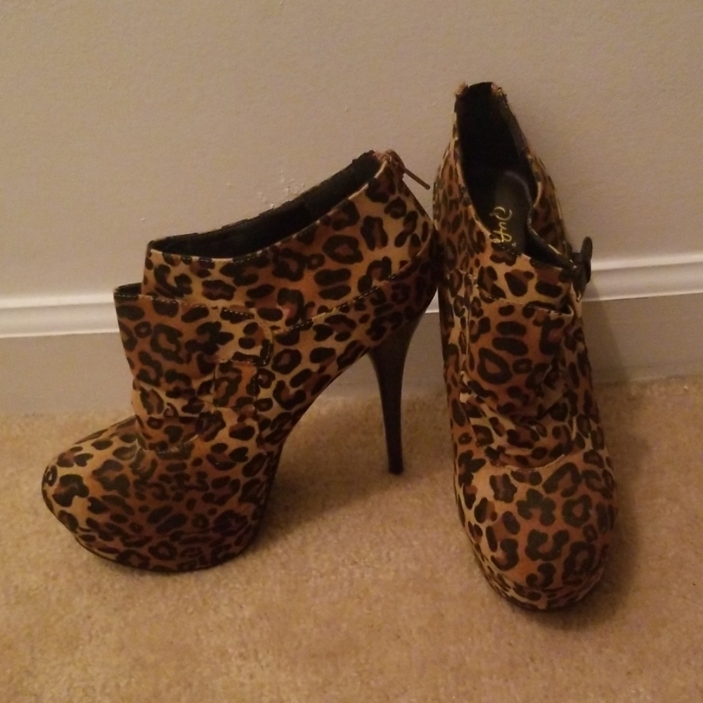 Leopard Bootie - Picture 2 of 5